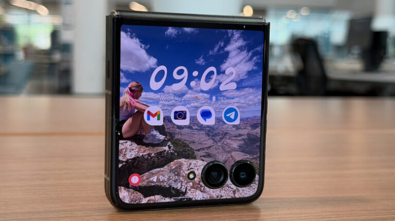Motorola Razr Ultra (2026) Review: What's New? - motorola razr