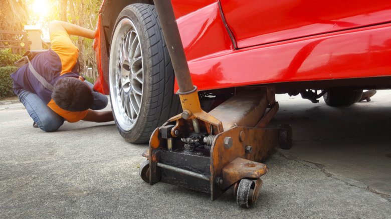 4 Dangerous Mistakes People Make When Using A Floor Jack And Jack Stands - dangerous mistakes